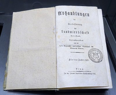 24 Pojednání o zvelebení zemědělství. Praha, 1797.
