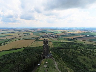 Výhled z věže pod šedým mrakem
