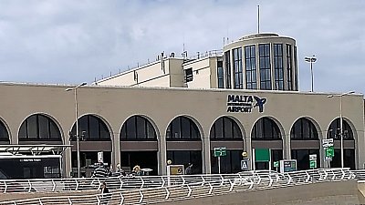 Letištní hala, za chvíli již půjdeme do letadla.