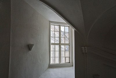 25 Okno na schodišti.