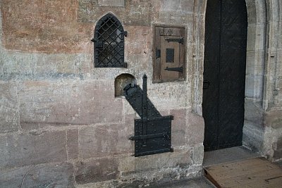 25 Středověká kasička na milodary