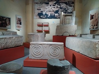 Ukázky kamenných vlysů z prehistorických chrámů.