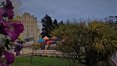 Dětské hřiště vedle autobusového terminálu.