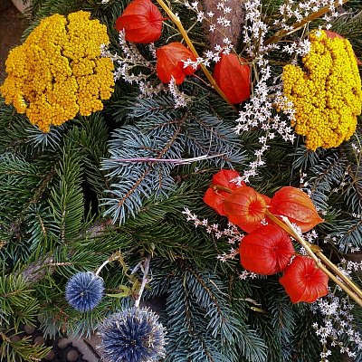 Ryze přírodní, velmi vkusná dekorace v truhlících a vázách u toho minibazárku