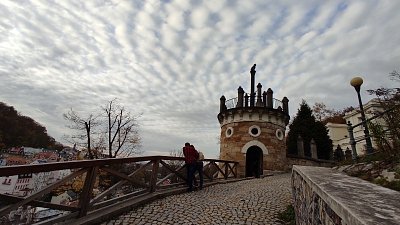 Příchod k vyhlídce od sv. Máří Magdalény. V jejím středu je sloup a na něm kočka.