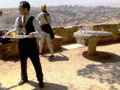 Pohled na město se lépe vychutnává s dobrým přípitkem.