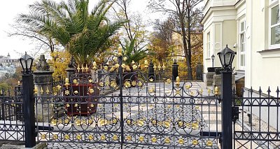 Vila je soukromým majetkem a není přístup ani do zahrady, ani na vyhlídku.