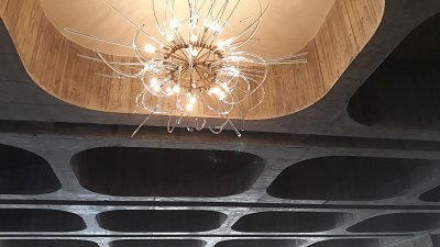 28-puvodni-strop-a-lustr-detail.jpg