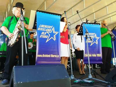 Saxofonista, nejenže výborně hrál, ale i zpíval jak nezapomenutelný Armstrong.