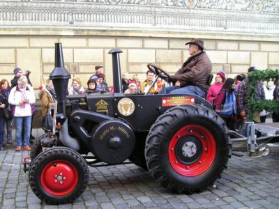 29. Nablýskaný traktor.