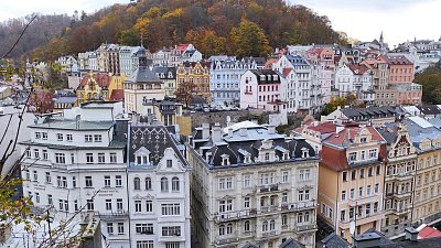 Pohled na lázeňské centrum z výšky. Za povšimnutí stojí i některé střechy.