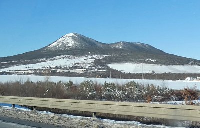 Lovoš cestou z auta