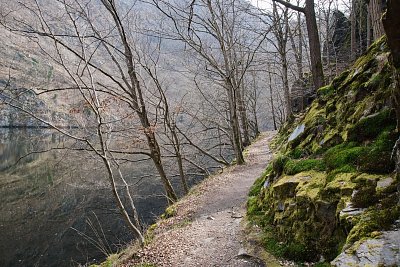 31 - Tady je už stezka pohodlná a sestoupila k hladině přehrady.