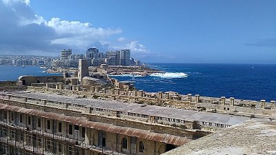 Stará zástavba u pevnosti Elmo (čeká na opravu) versus nová moderna naproti.