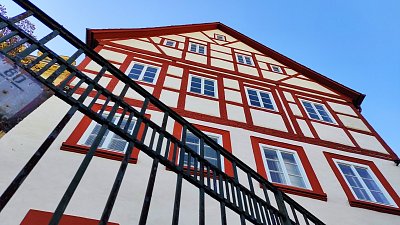 Historický dům Zlatý jelen v ulici na Lučním vrchu pochází z r. 1737