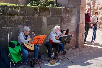 32 Sympatičtí muzikanti z hradního nádvoří
