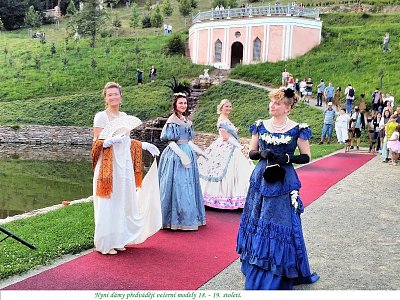 Dámy předvádějí večerní modely módy 18. - 19. století.