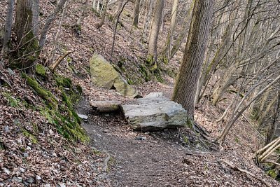 33 - Skalnaté stráně nejsou stabilní.