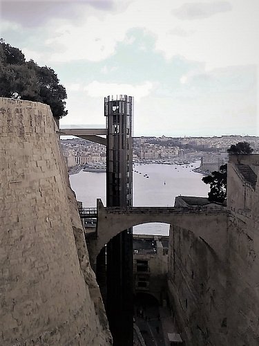 Vyhlídkový výtah do Horních zahrad Barraka pojme 21 cestujících.