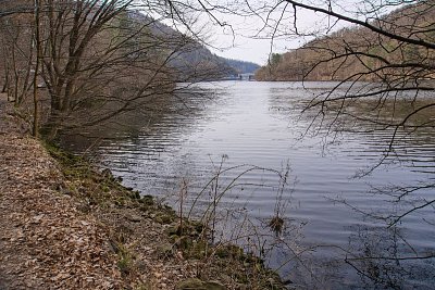 36 - V dálce už je vidět hráz vodního díla Štěchovice.