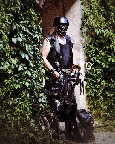 Ke kostýmu patří i maska.