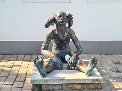 Gymnastka u sportovní haly