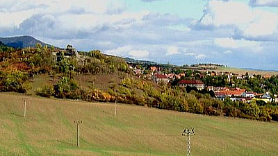 Žitenice u Litoměřic se skalním útvarem Kočka. V pozadí Křížová hora.