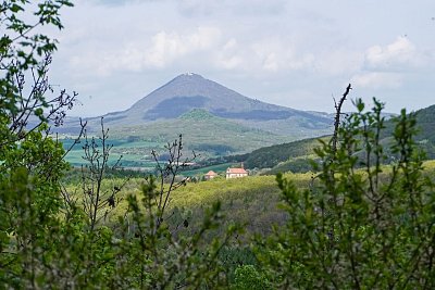 4 Milešovka a kostel v Sutomi