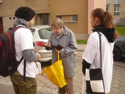 4. Kupme si bílou pastelku