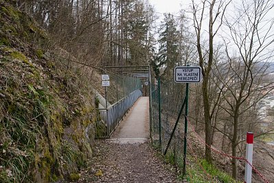 40 - Cesta prochází nad přivaděči elektrárny.