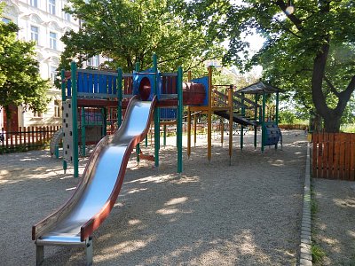 Dětské hřiště je v každém sadu