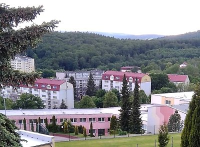 Budova základní školy a obytné domy