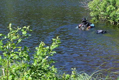 Potapěčka čistí Plešné jezero na Šumavě