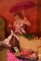 kufr plný růžových dárků k šedesátinám