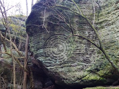 Druhý reliéf ve skále