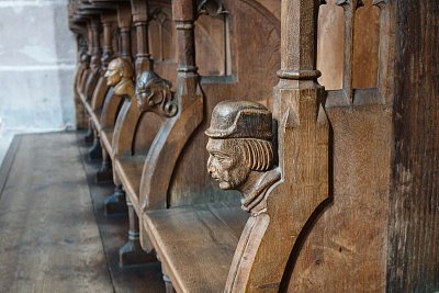 8 Vyřezávaná lavice