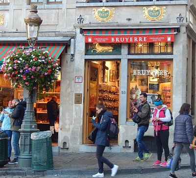 V ruce mobil, foťák nebo čokoláda