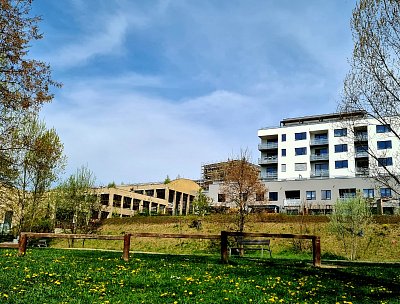 Zchátralé proti novému