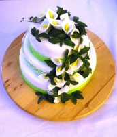 Tradiční svatební květina kala na dortu