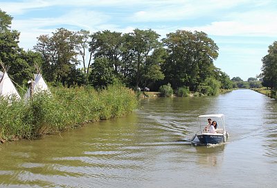 Stanový tábor na břehu