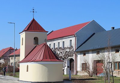 Kaplička v Nenakonicích