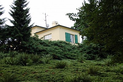 Benešova vila Vila v pohledu od muzea.JPG