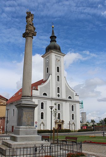 Kostel Nejsvětější trojice a morový sloup