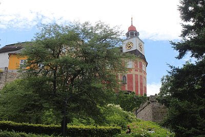 Je přímo pod zámkem