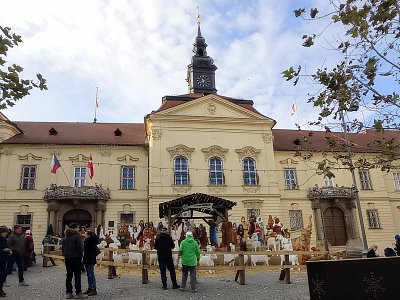 V Brně před radnicí