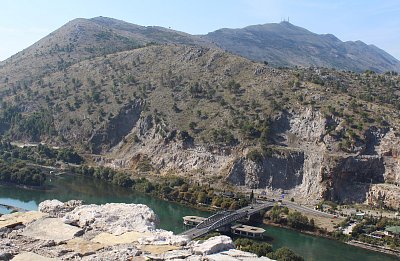 Po tom mostě jsme přijeli