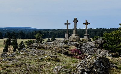 Tři Křížky na skále a vřesovec