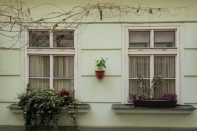 Dvě malostranská okna