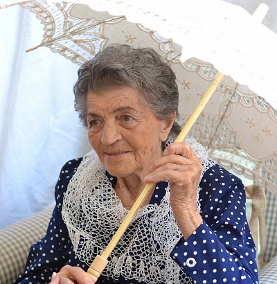 Maminka a jejich 95 křížků.