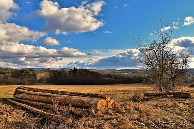 Jaro klepe na dveře.